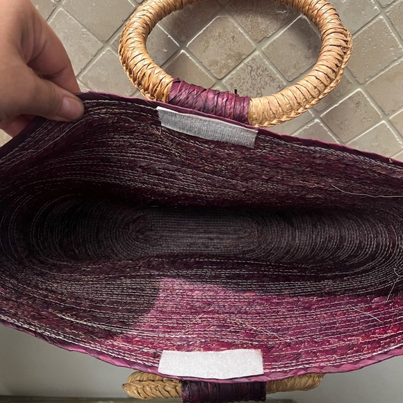 Elegant Burgundy Woven Straw Beach Handbag with Circular Handles - Picture 3 of 6